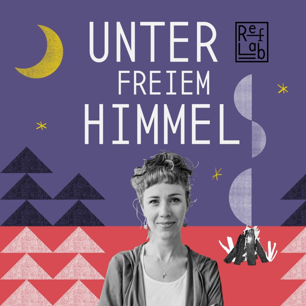 Cover podcast Unter freiem Himmel Evelyne Porträt mit stilisiertem Lagerfeuer, Mond, Bäumen
